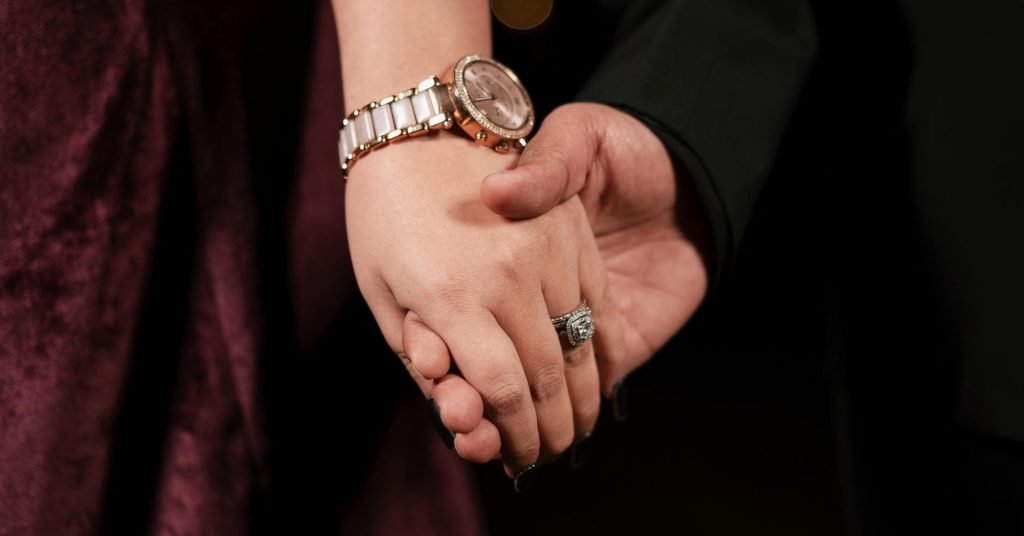 Un gros plan romantique montrant un couple se tenant la main, soulignant l'amour et la complicité.
