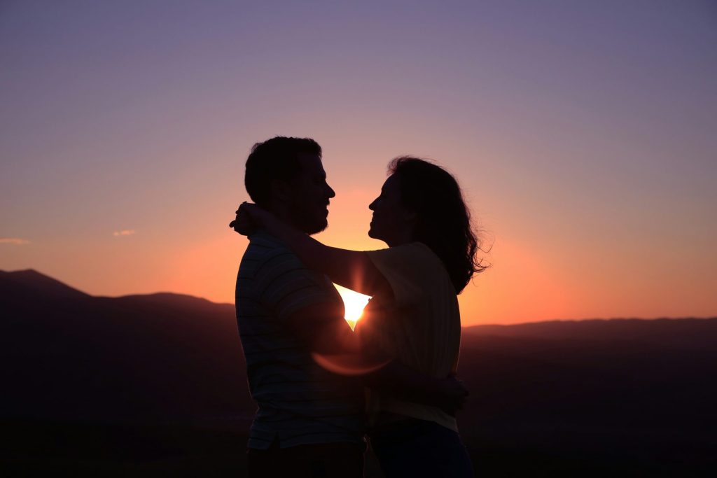 silhouette d'un couple enlacé